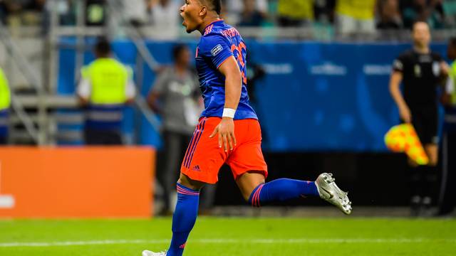 Roger Martínez comemora o golaço pela Colômbia