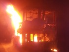 Incêndio iniciado em motor destrói ônibus na BR-153, em Goiás