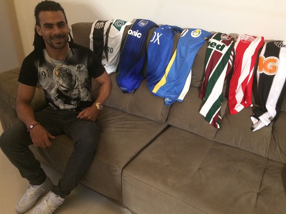 Araújo com a coleção de camisas dos clubes que defendeu (Foto: Lafaete Vaz / GloboEsporte.com)