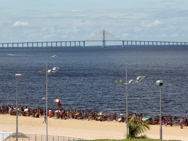 Manauenses lotaram a praia da Ponta Negra para aproveitar domingo de sol (Foto: Mônica Dias/G1 AM)