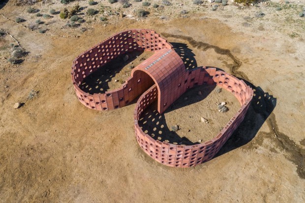 Going Nowhere, por Julian Hoeber. Blocos vazados de concreto marrom que formam um nó para simbolizar a mente através de um estudo da consciência fenomenológica. (Foto: Lance Gerber)