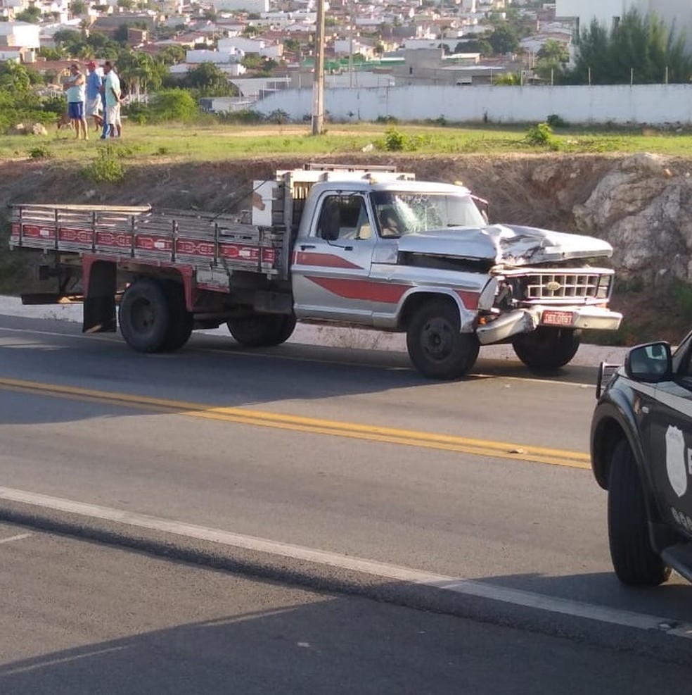Acidente aconteceu na BR-427, em Currais Novos, entre caminhão e motocicleta — Foto: Redes sociais