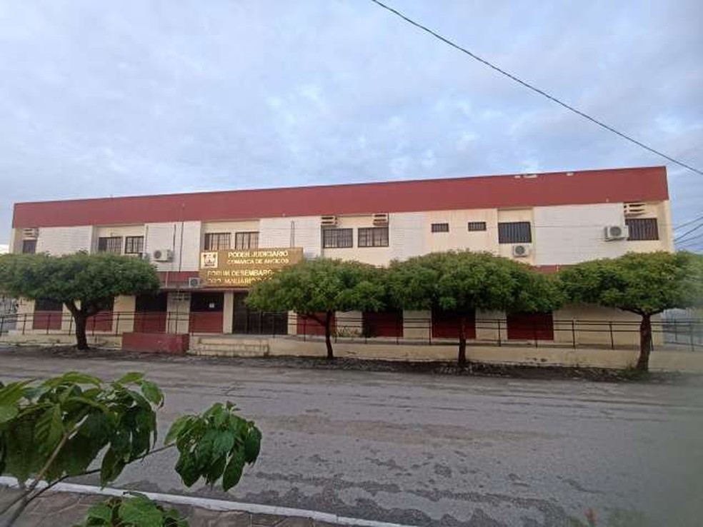 Fórum de Angics foi alvo de criminosos na madrugada desta terça-feira (21) — Foto: Redes sociais