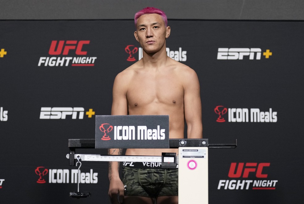 Rong Zhu aparece decepcionado após falhar em atingir o peso para sua luta contra Ignacio Bahamondes — Foto: Chris Unger/Getty Images