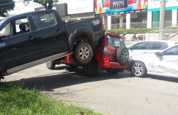 Caminhonente fica suspensa após bater em outro carro em Goiânia, Goiás (Foto: Divulgação/PM)