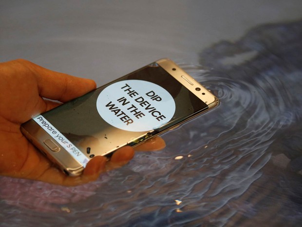 O smartphone Galaxy Note 7 é apresentado em demonstração da função à prova d'água durante lançamento da Samsung em Seul, na Coreia do Sul (Foto: Kim Hong-ji/Reuters)
