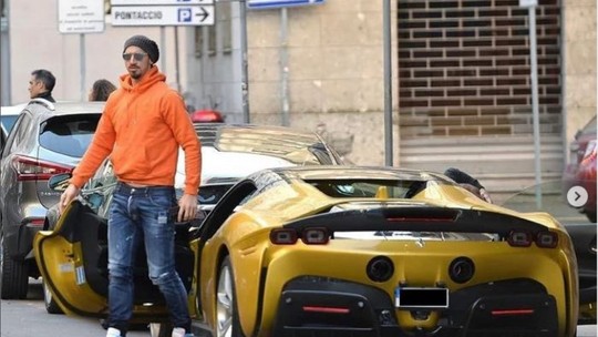 Ibrahimović roda com sua nova Ferrari dourada de R$ 3 milhões e 1.000 cv