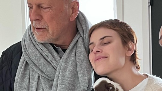 Grávida, filha de Bruce Willis mostra carinho do ator em aniversário de 68 anos