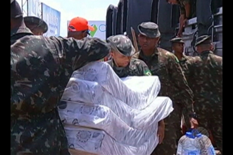 Exército entrega colchões a famílias atingidas  (Foto: Reprodução/TV Liberal)