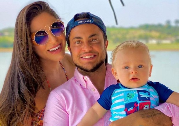 Thammy Miranda repete foto de família meses depois (Foto: Reprodução/Instagram)