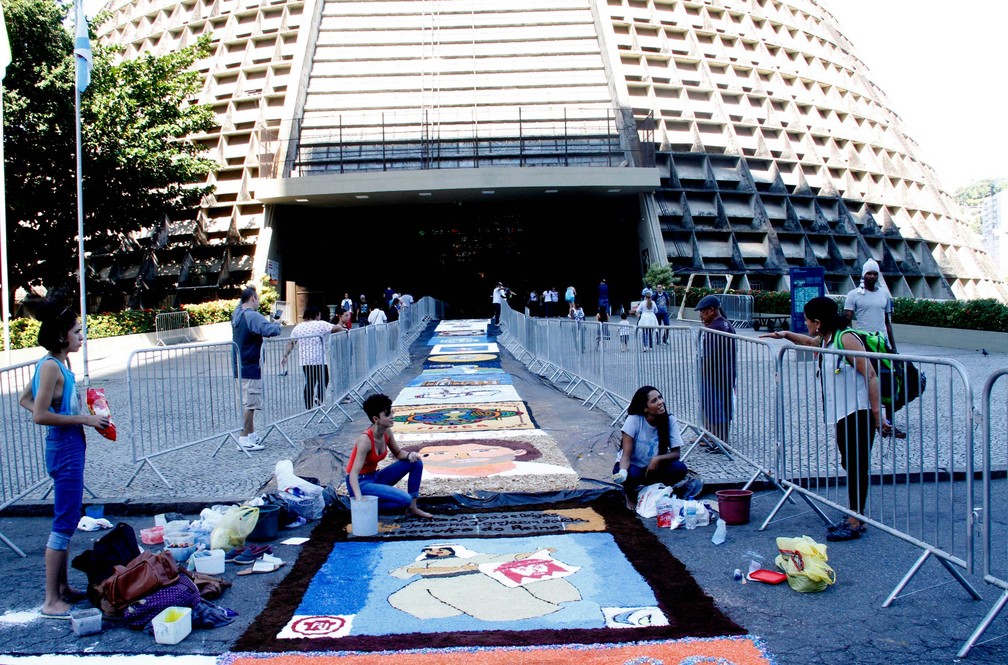 Fiéis montam tapete de Corpus Christi na Catedral Metropolitana de São Sebastião do Rio de Janeiro, no Centro do Rio (Foto: Onofre Veras/Agência O Dia/Estadão Conteúdo)