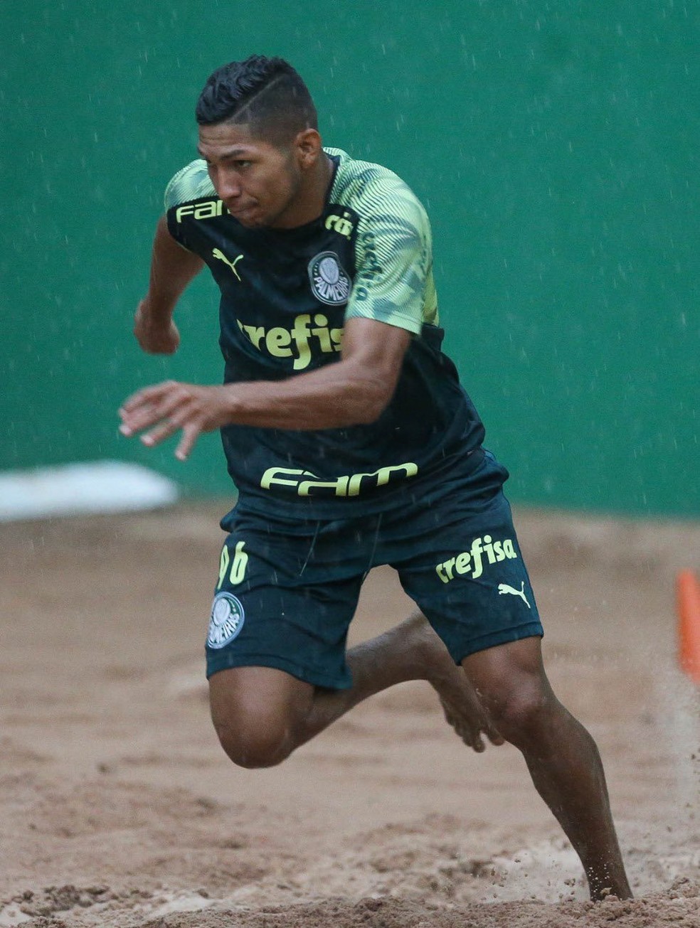 Rony corre em caixa de areia durante treino do Palmeiras — Foto: Divulgação/Palmeiras