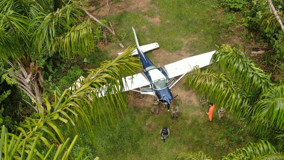 Ibama desarticula pista de pouso clandestina em terras indígenas Yanomami, em Roraima — Foto: Divulgação/Ibama