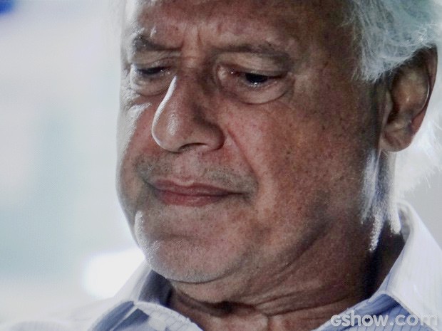 César tem pena de Aline, mesmo sabendo de toda a verdade (Foto: Amor à Vida/TV Globo)