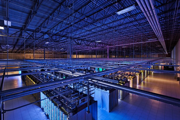 Rede Jupiter do Google conta com um total de 100 mil servidores, como os da foto, localizados no datacenter de Council Bluffs, no estado de Iowa, Estados Unidos (Foto: Divulgação/Google)