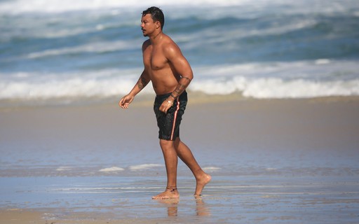 Xamã arranca suspiros ao se refrescar na Praia da Barra no Rio