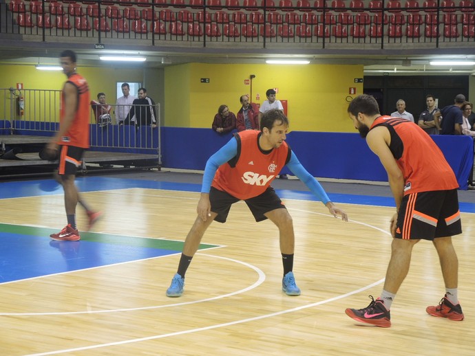 Marcelinho volta a sorrir, elogia atitude de Marquinhos e quer título no sábado