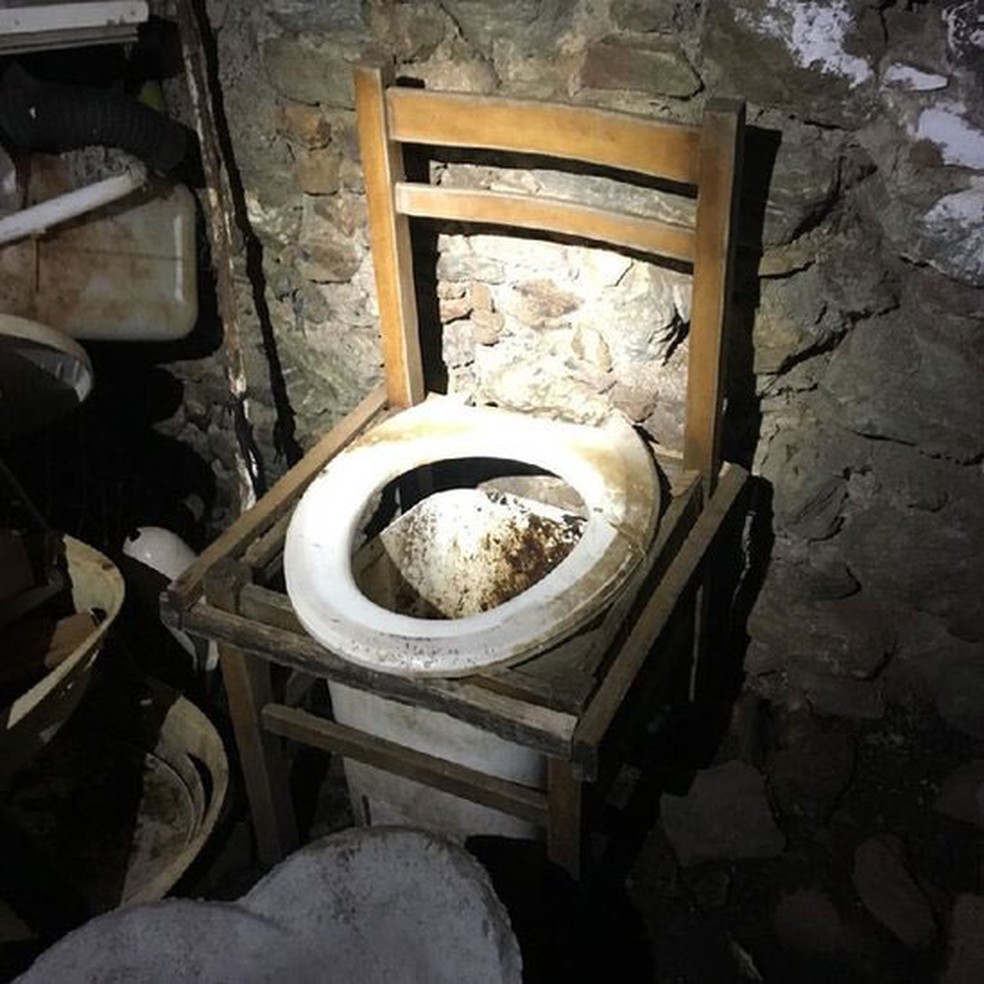 O 'banheiro' era um balde colocado em baixo de uma cadeira (Foto: BBC/Polícia italiana)