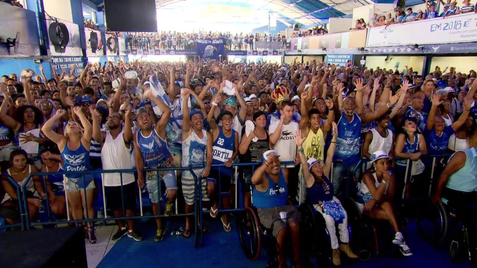 Quadra da Portela lotada de torcedores, que comemoravam muito cada nota 10 (Foto: Reprodução/TV Globo)