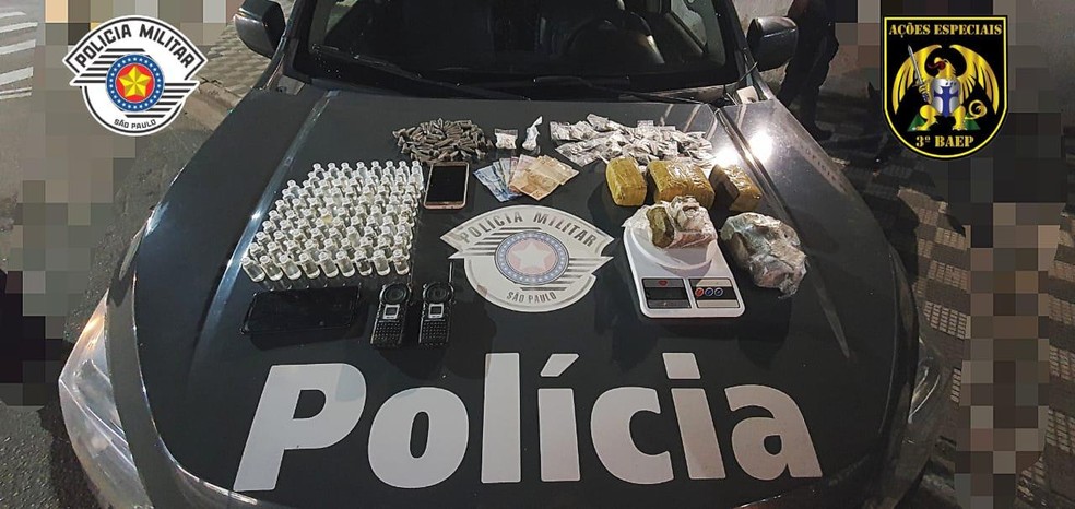 Jovem é preso e adolescente apreendido após serem flagrados com drogas em Jacareí — Foto: Polícia Militar/Divulgação