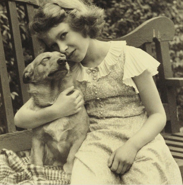 A ainda princesa Elisabeth, em foto de 1936, com seu cão de nome Dookie (Foto: Reprodução/Instagram/ Royal Collection Trust)