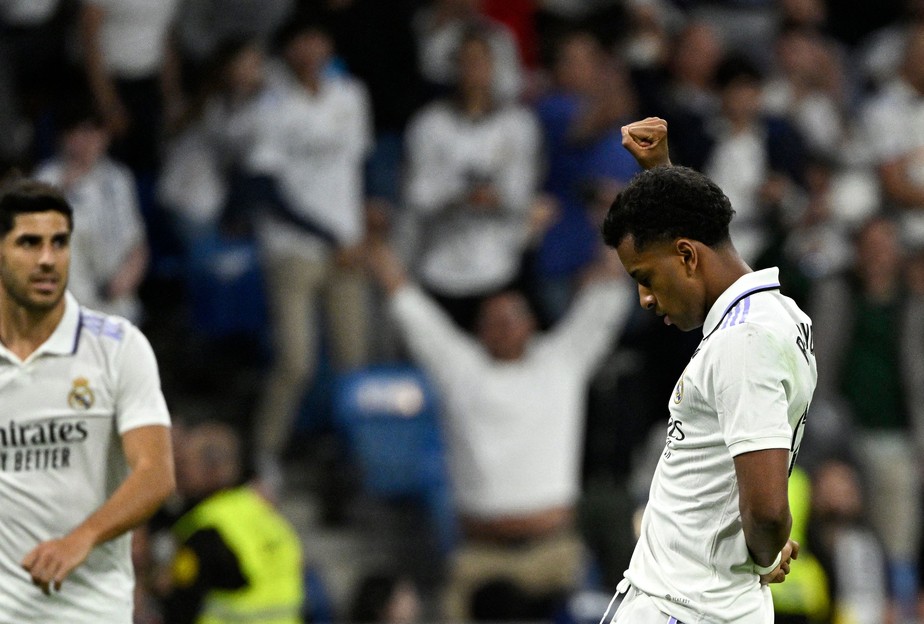 Rodrygo comemorou o gol pelo Real Madrid com o punho erguido, símbolo da luta antirracista