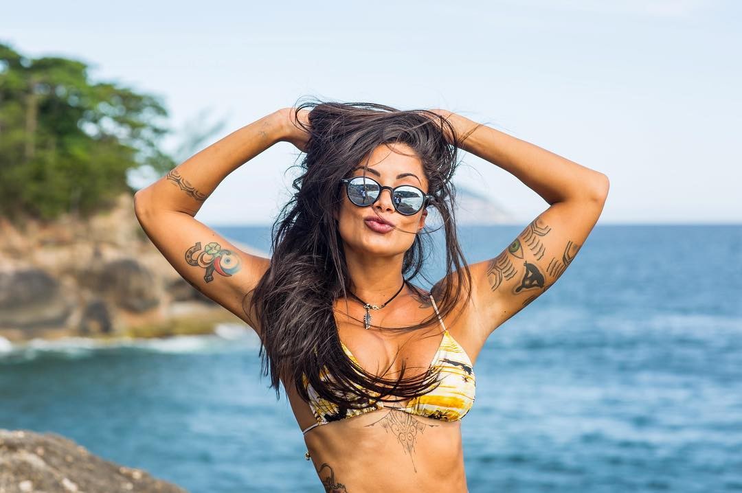 Aline Riscado Mostra Tatuagens Em Foto Sexy De Biquíni Gq Musa