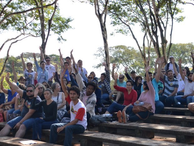 Servidores da Unicamp decidiram entrar em greve durante assembleia na Praça da Paz (Foto: Leon Cunha / STU)