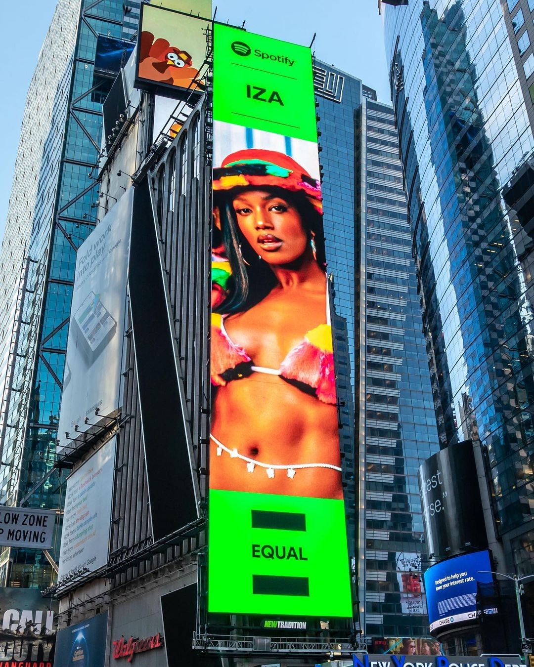 IZA comemora outdoor na Times Square (Foto: Reprodução/Instagram)