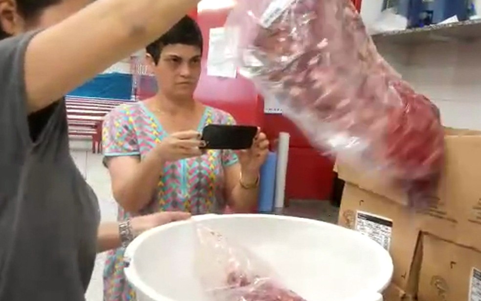 Mãe de aluno filmou carne que estragou por falta de armazenamento adequado (Foto: TV Globo/Reprodução)