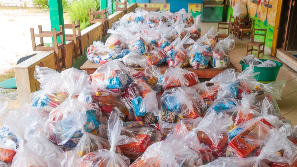 Kits de alimentação escolar distribuídos às escola de Santarém, no Pará — Foto: Agência Santarém/Divulgação
