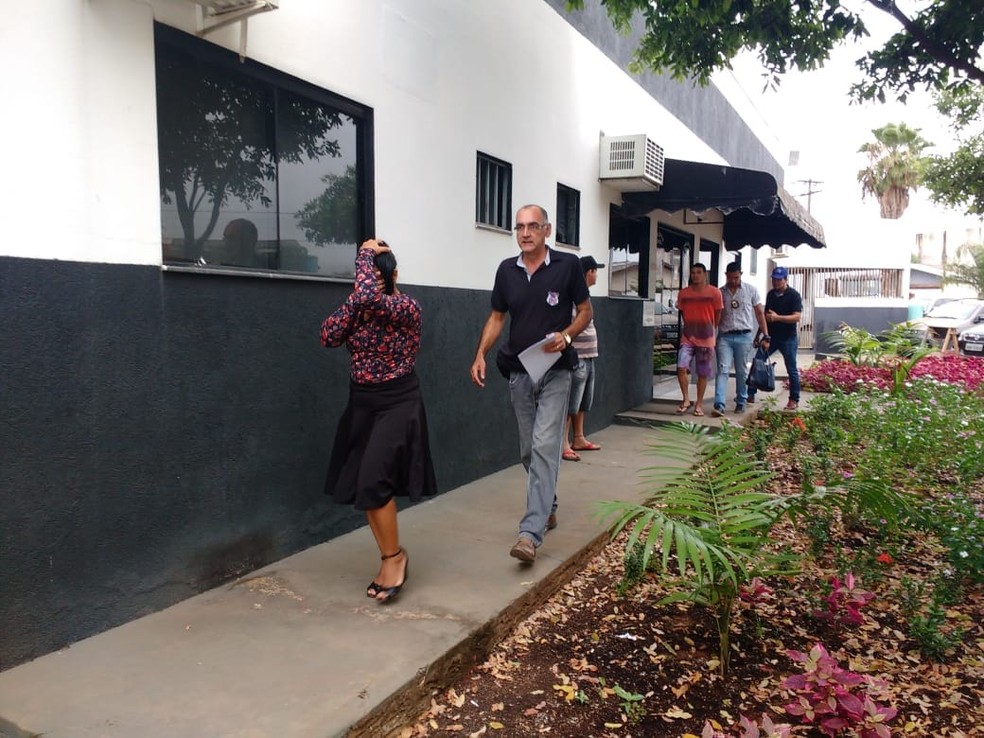 A mulher, que Ã© professora, foi presa ao chegar na escola em que trabalha, em Sorriso (Foto: PolÃ­cia Civil de MT/Assessoria)