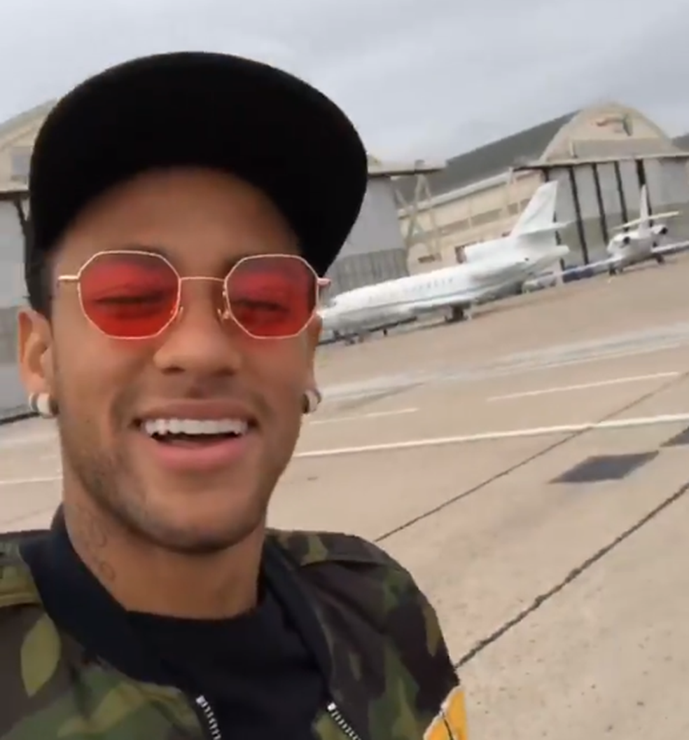 Neymar embarcou em avião junto a Daniel Alves nesta segunda (Foto: Reprodução/Instagram)