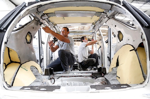 Processo de blindagem do carro (Foto: Mauro Farah/O globo)