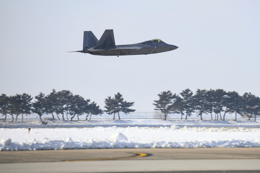Caça americano F-22 decolando de pista de treinamento na Coréia do Sul durante treinamento conjunto — Foto: Ministério da Defesa sul-coreano/Reprodução via AP