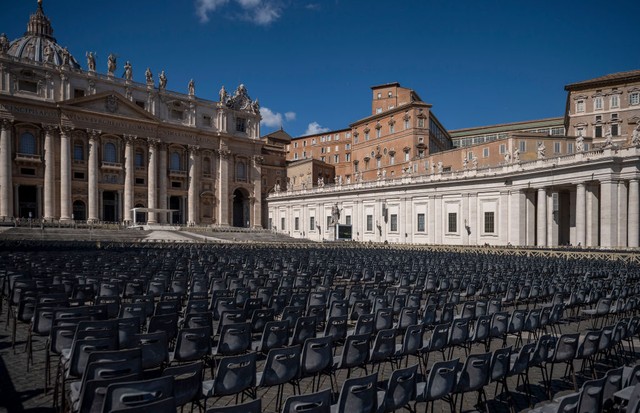 VATICAN CITY, VATICAN - MARCH 8: A view of empty chairs at St Peter's Square before the live-broadcasting of Pope Francis' Sunday Angelus prayer during the Coronavirus emergency, on March 8, 2020 in Vatican City, Vatican. Italian Prime Minister Giuseppe C (Foto: Getty Images)