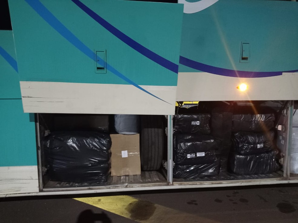 Polícia Rodoviária apreende ônibus com grande quantidade de mercadoria falsa sem nota fiscal em Ourinhos — Foto: Polícia Rodoviária Federal /Divulgação
