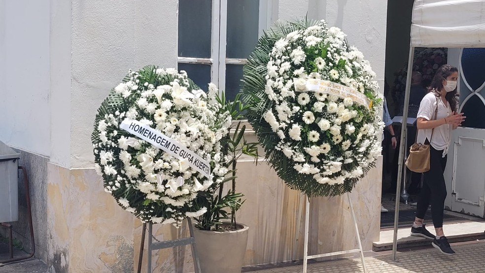 Gustavo Kuerten enviou uma coroa de flores para velório de Isabel Salgado — Foto: Marcelo Barone