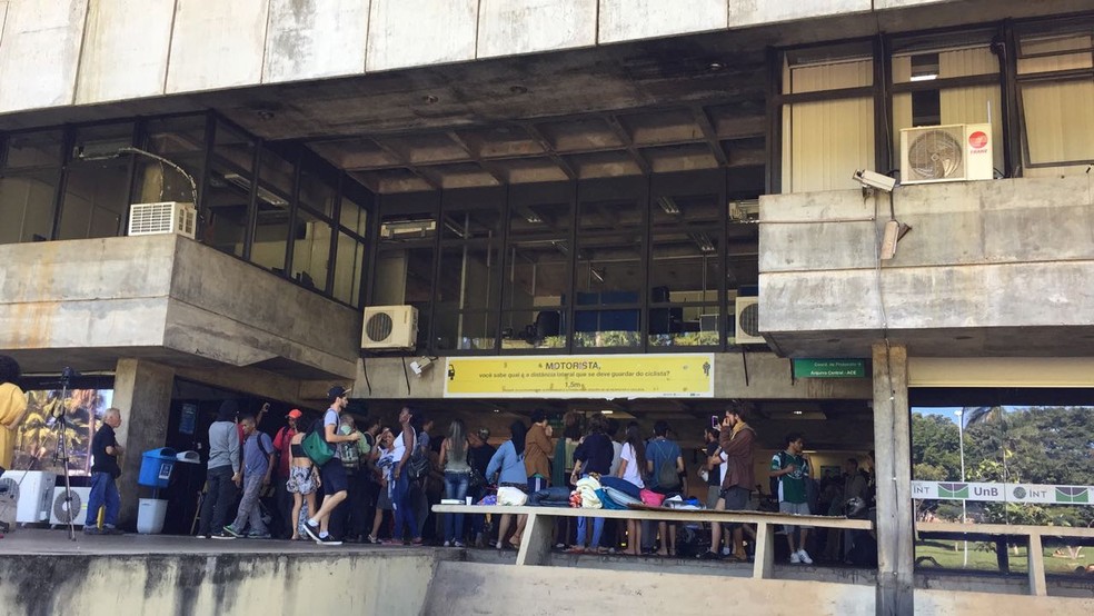 Alunos da UnB enquanto se preparavam para liberar o prédio da reitoria, após 18 dias de ocupação (Foto: Kenzô Machida/TV Globo)