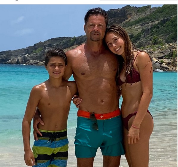 O ex-ator e ex-músico David Charvet com os filhos (Foto: Instagram)