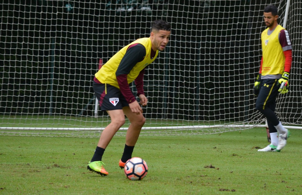 Lateral-direito deve ganhar chance no São Paulo e aposta em evolução