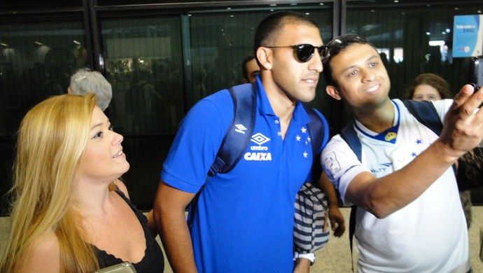 Ábila é o jogador mais assediado no desembarque do Cruzeiro em BH