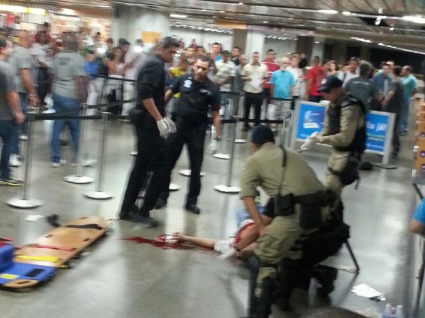 Homem é baleado dentro do Metrô Uruguaiana (Foto: Gerson Cardoso/ Watsapp)