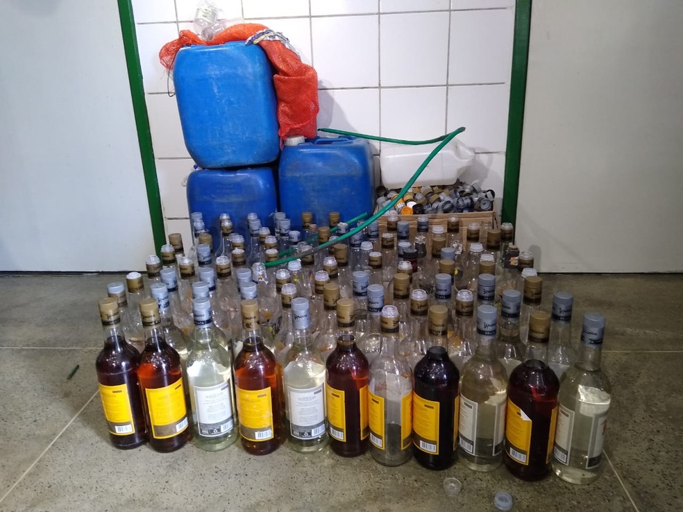 Homem comprava bebida a granel, colocava o conteÃºdo em garrafas de outra marca e vendia em bar, em Fortaleza â€” Foto: JoÃ£o Pedro/ Sistema Verdes Mares