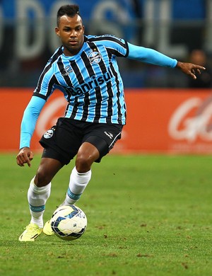 América-MG procura Grêmio e tenta acerto com Fernandinho para a Série A
