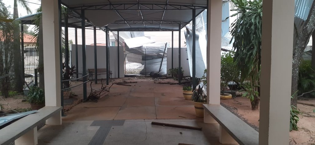 Tempestade de poeira causou estragos à Associação Filantrópica de Proteção aos Cegos de Presidente Prudente (SP) nesta sexta-feira (1º) — Foto: Eliete Margutti