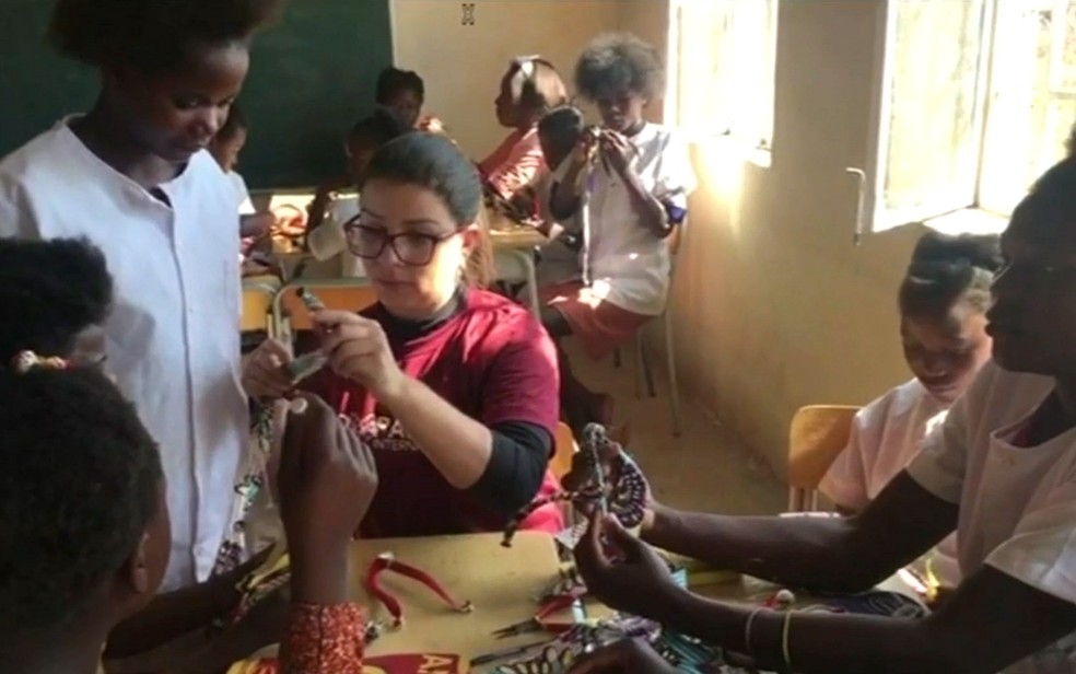 Organização Não Governamental (ONG) Compaixão, de Anápolis, Goiás, ensina artesanato para mulheres na Angola — Foto: Reprodução/ ONG Compaixão
