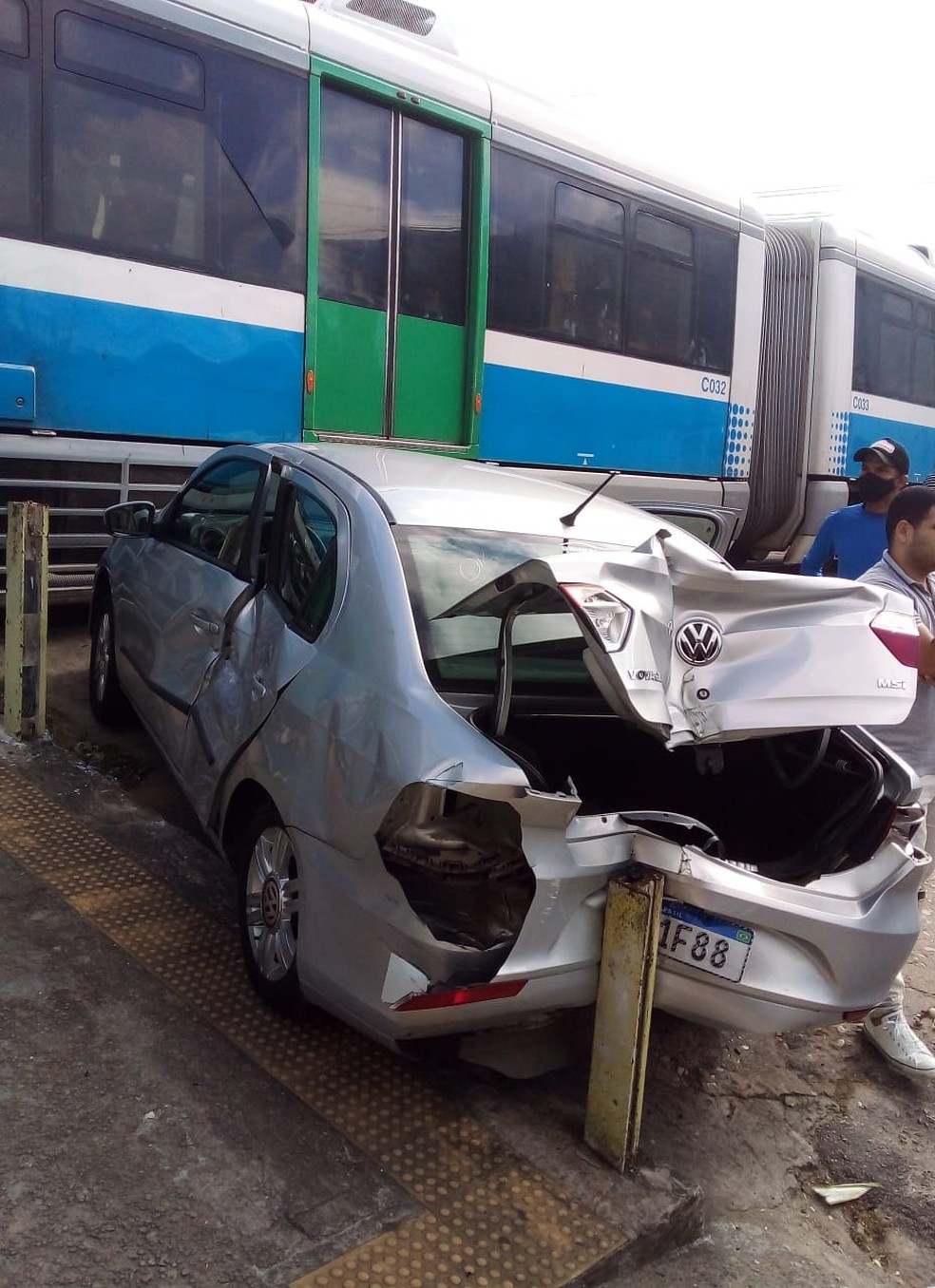 Trem atingiu carro em na Zona Leste de Natal — Foto: Redes sociais