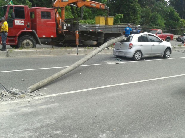 Um veículo bateu no poste, que caiu por cima de outro em avenida de João Pessoa (Foto: Henrique Chacon / Arquivo pessoal)