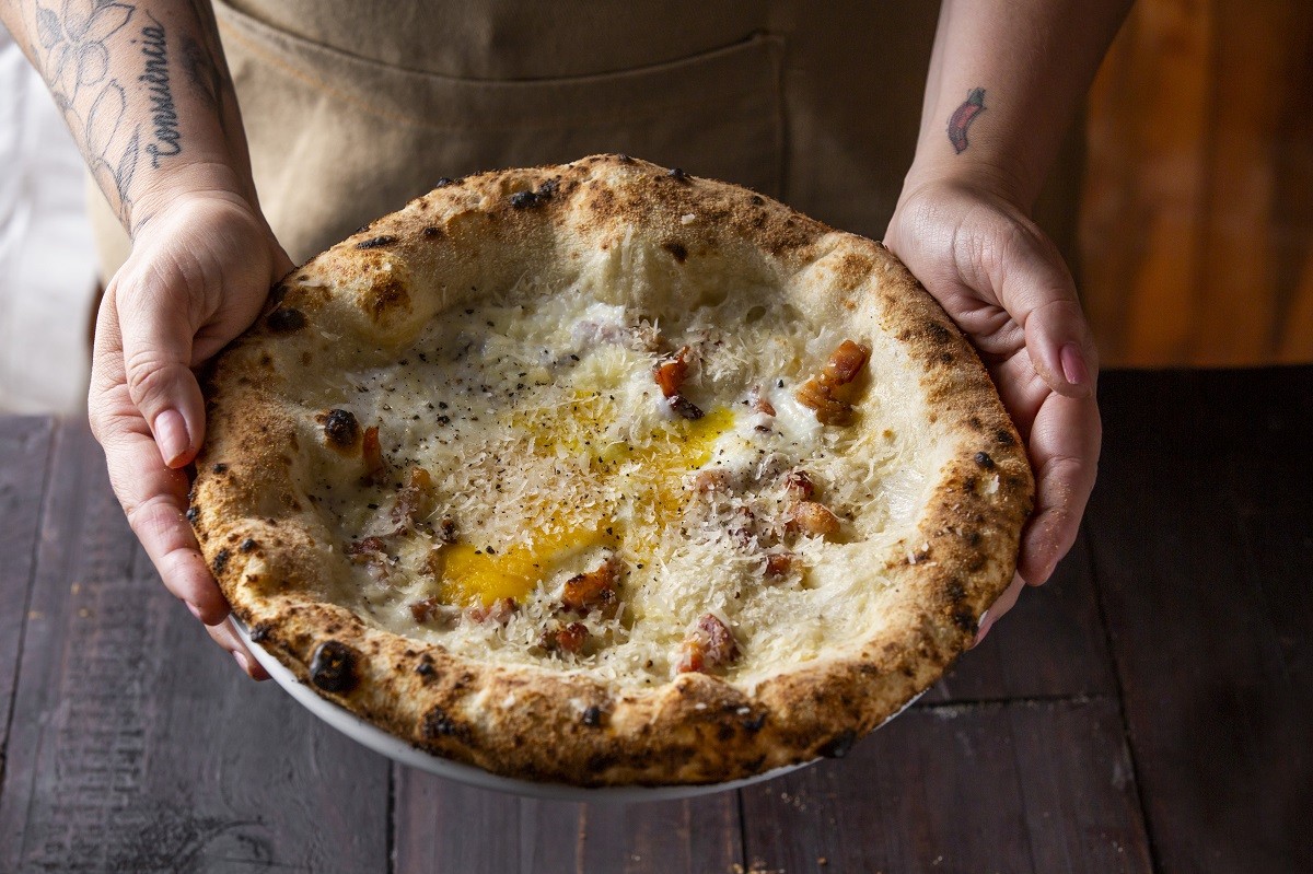 A receita de pizza carbonara leva panceta, molho bechamel, ovo mole e queijo grana padano (Foto: Mário Rodrigues / Divulgação)